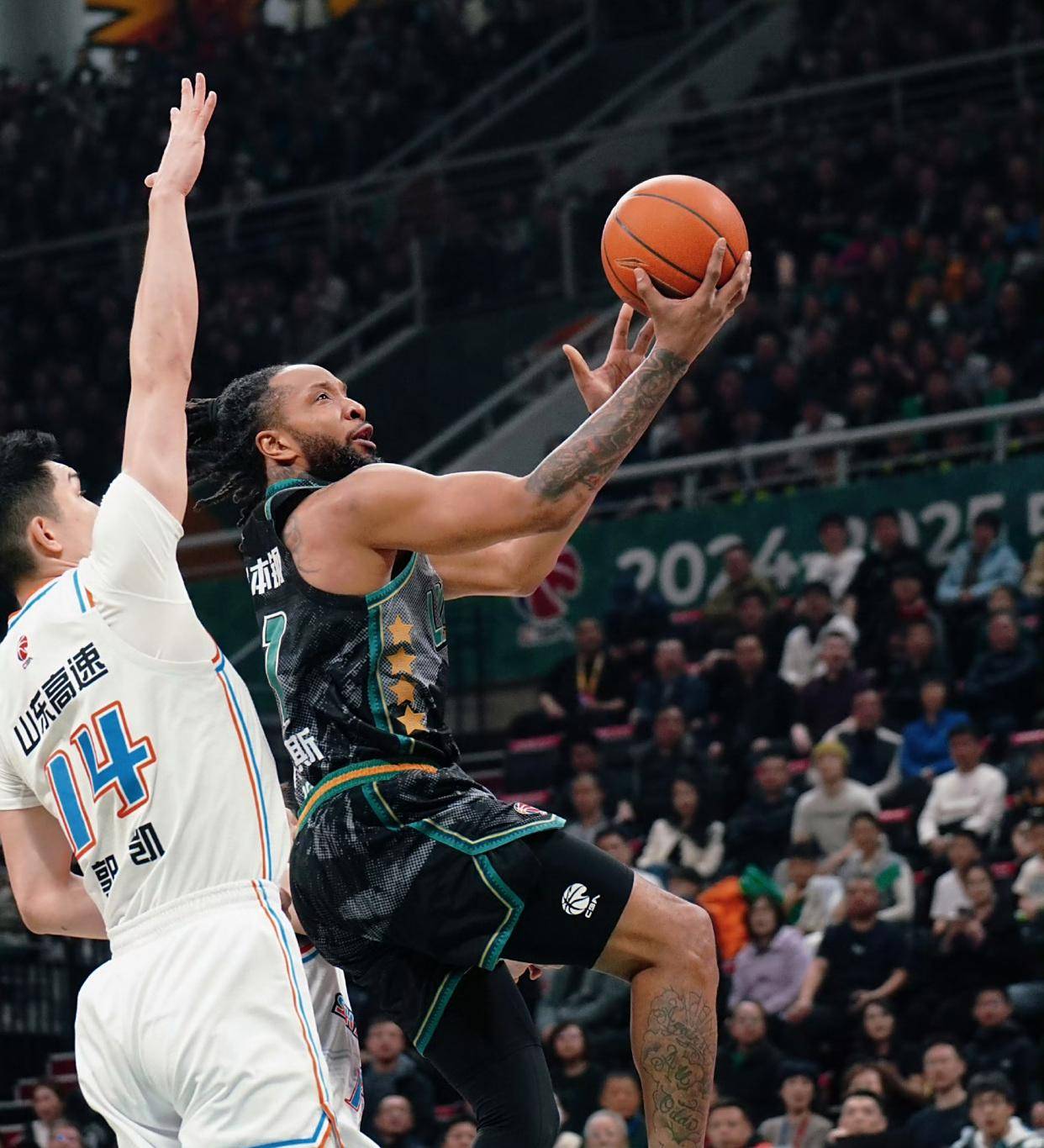 半岛体育app下载-本赛季最强外援引领球队前进，成为关键人物！