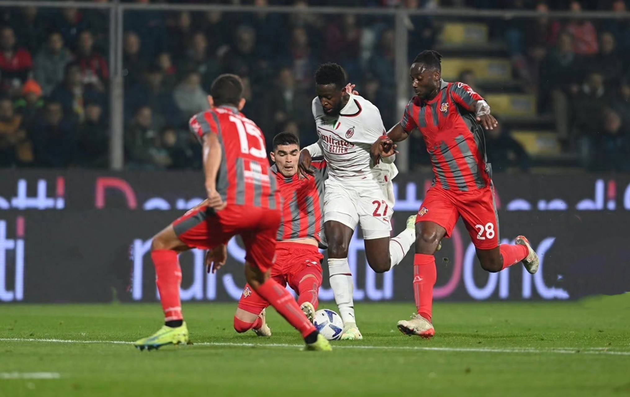 半岛体育下载-关于AC那不勒斯后卫连续封堵对手，防守稳固的信息