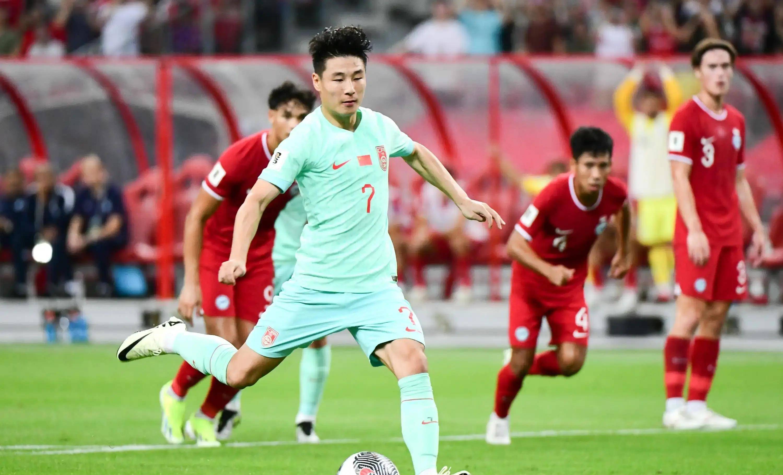 半岛体育教练-国内足球比赛场上哪位球员成为焦点？