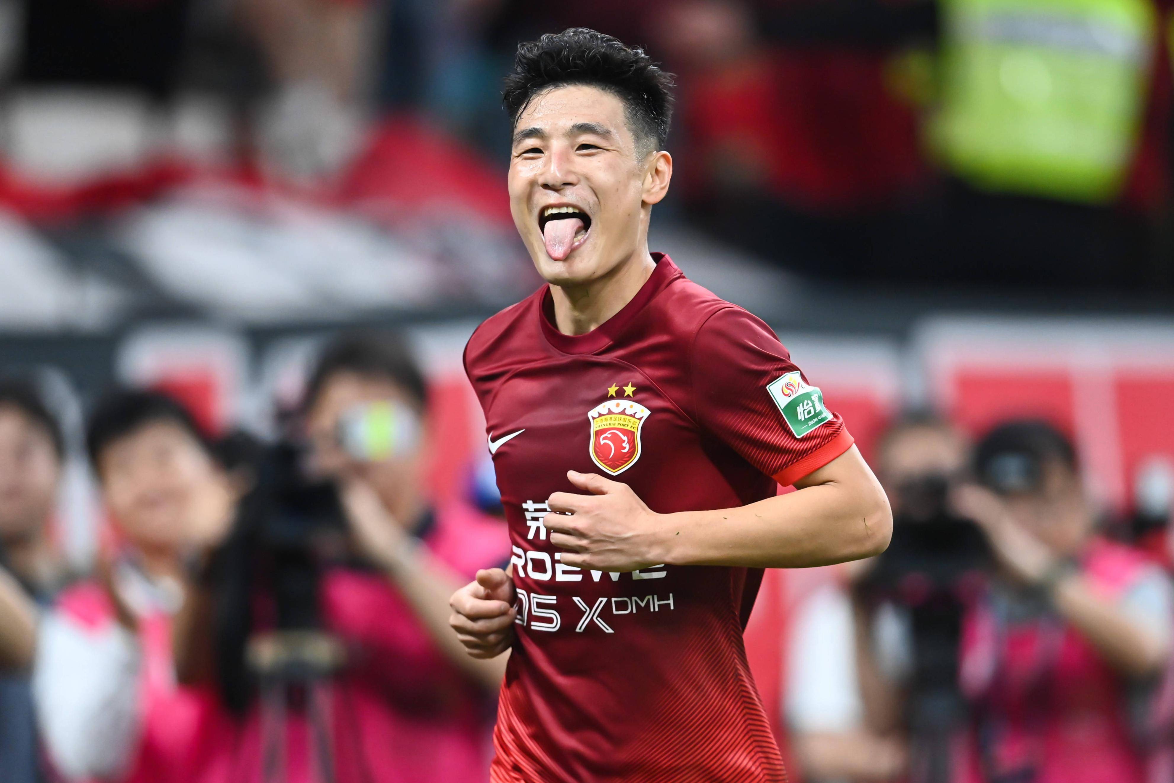 国内足球比赛场上哪位球员成为焦点？