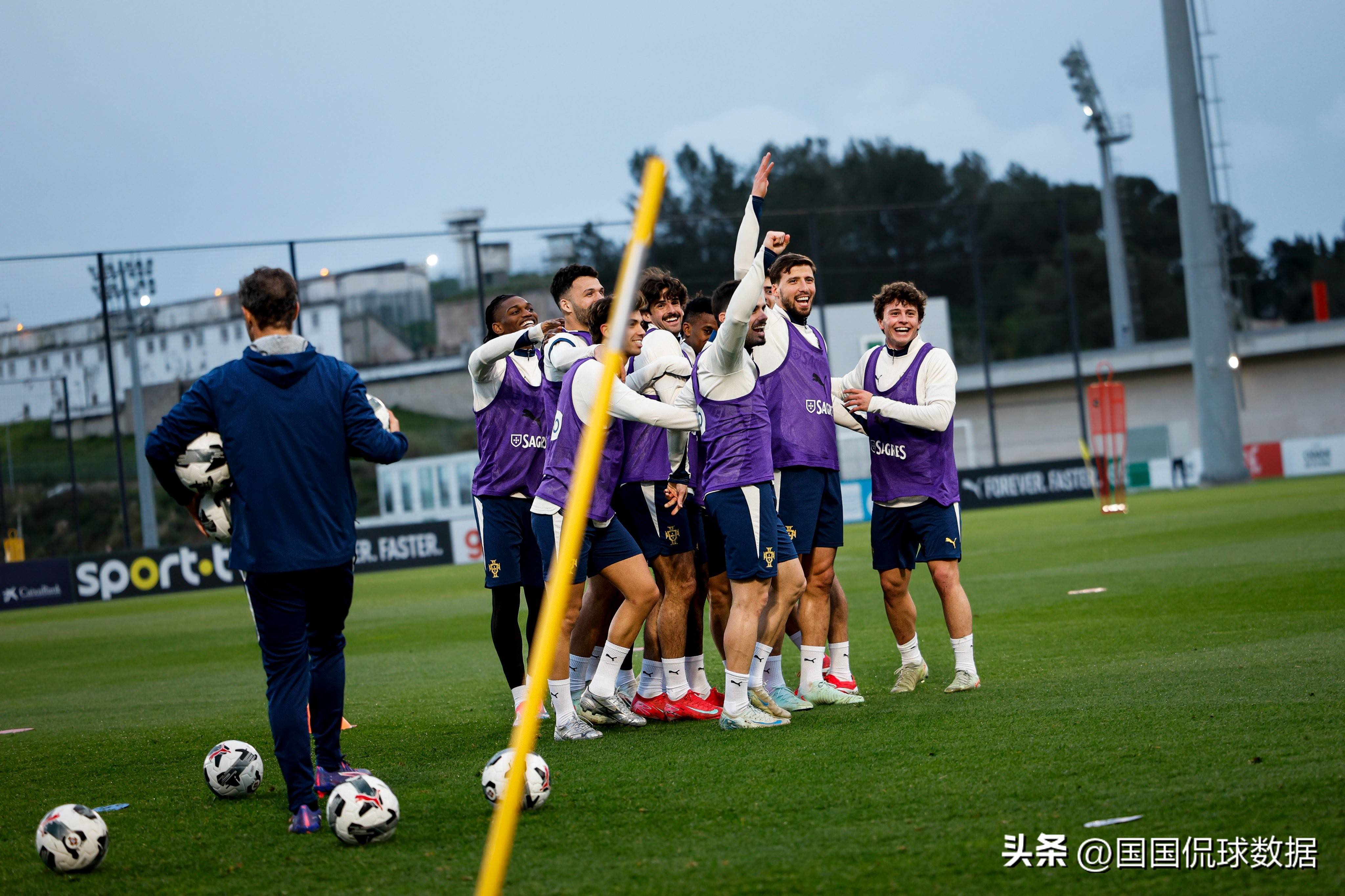 半岛体育app-包含欧国联冠军赛场对决继续升级，球队战术精湛的词条