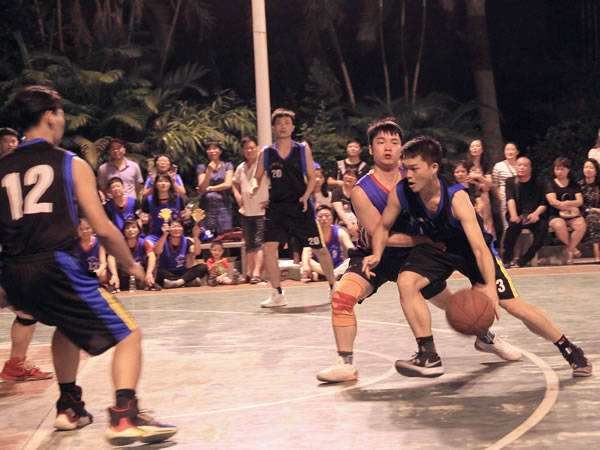 半岛体育官网入口-美洲篮球锦标赛激烈角逐，全队斗志高昂