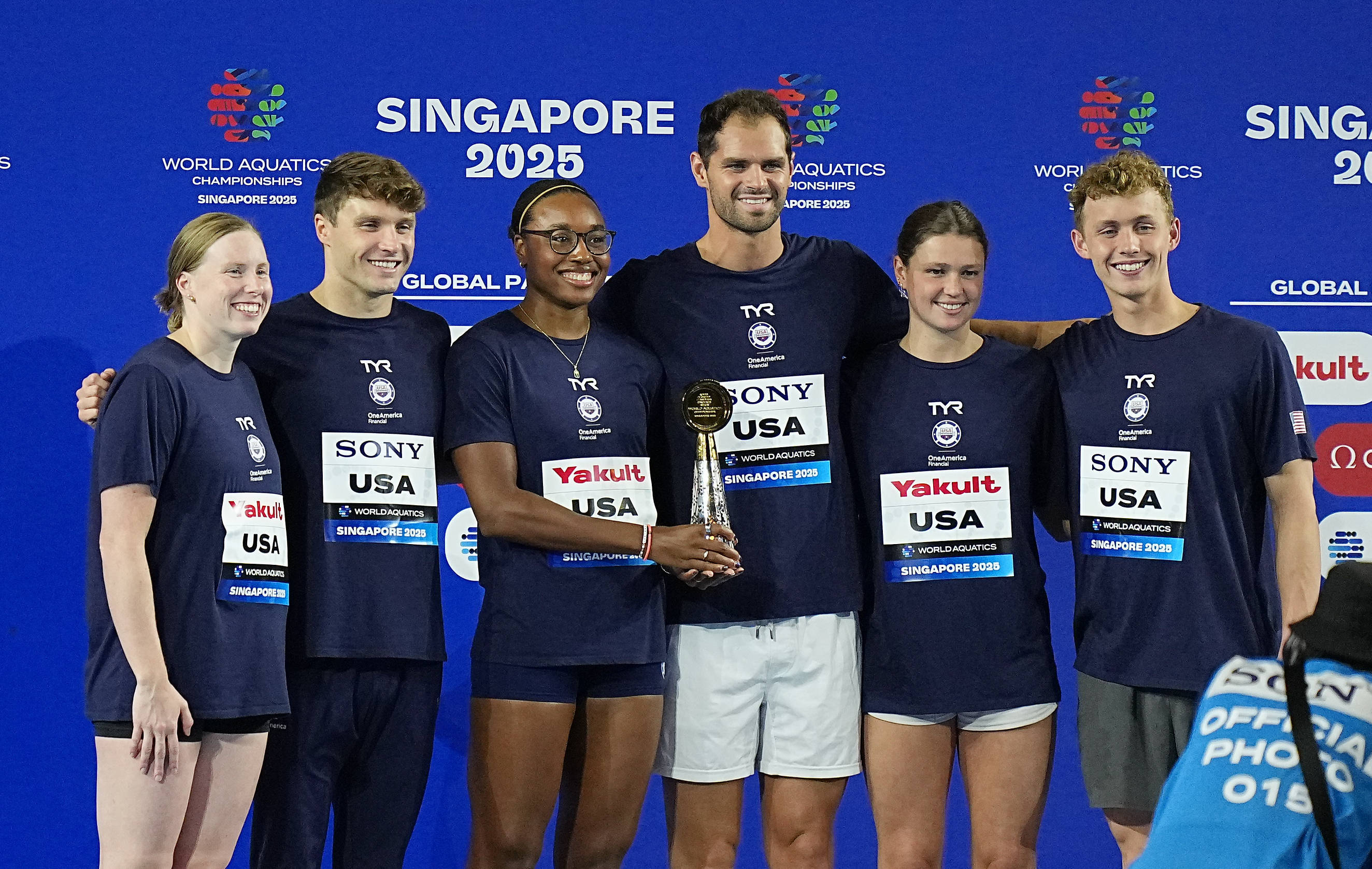 加拿大选手夺得游泳金牌，创纪录