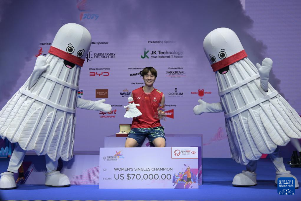 包含珠宝崭露：新加坡羽毛球选手斩获头筹的词条