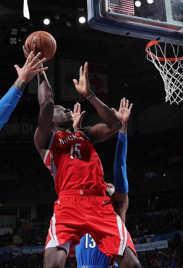 关于小牛内线压制对手，赢得胜利的信息