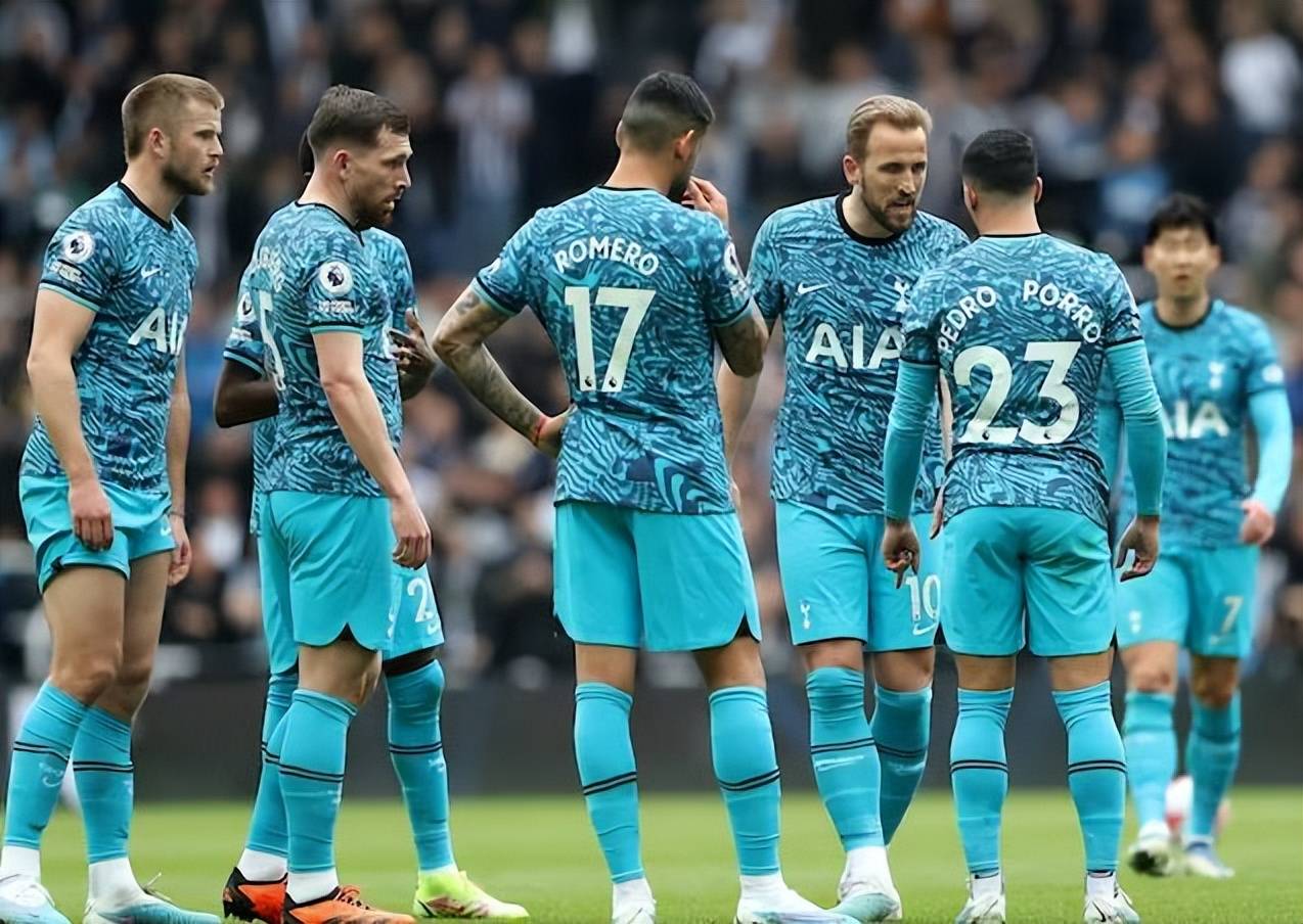 包含里昂队宣布与中场球员续约至年的词条