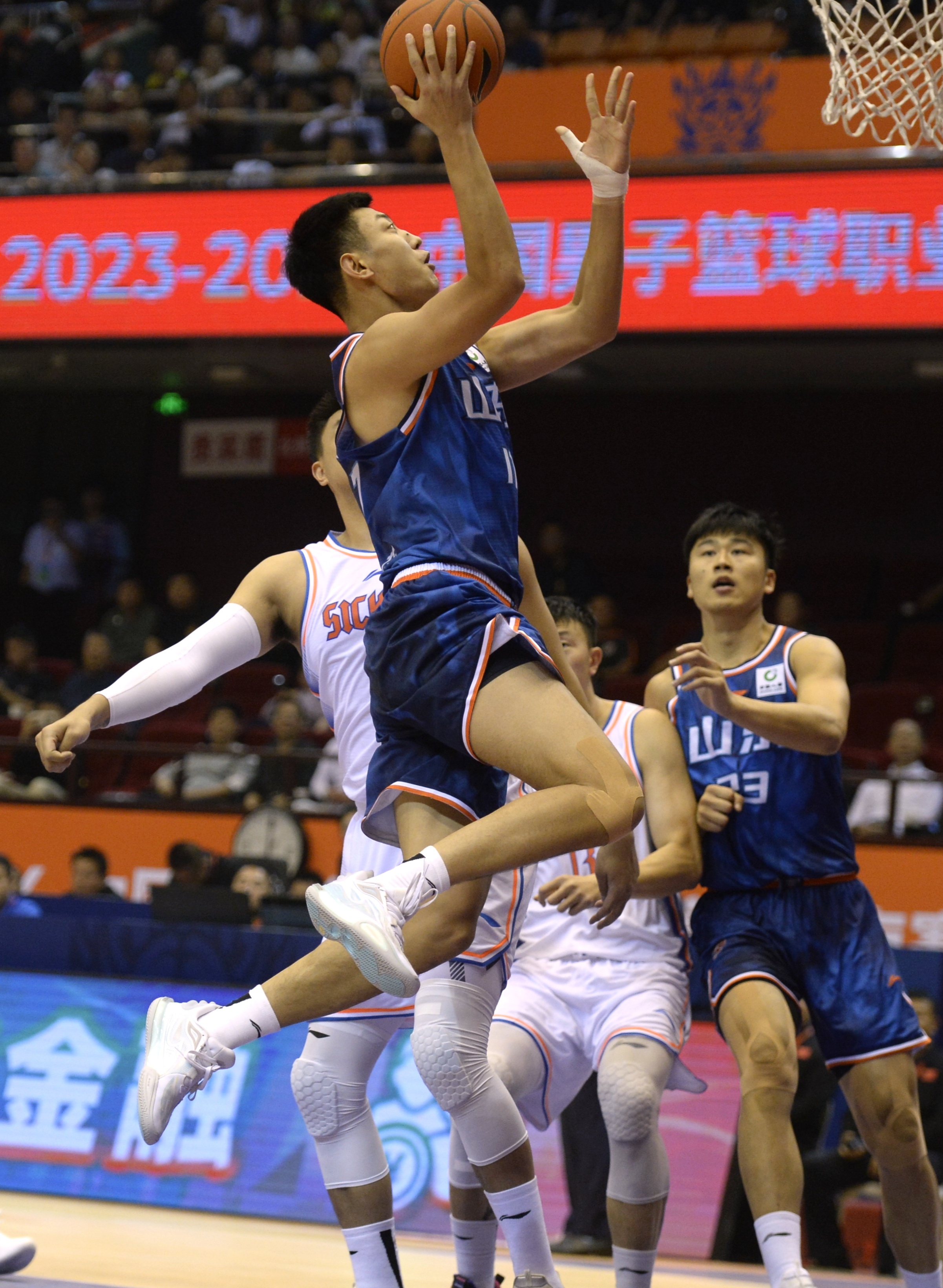 山东男篮取得赛季首胜击败广东队 山东男篮取得赛季首胜击败广东队