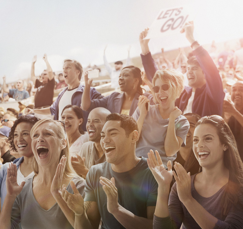 比赛现场气氛火爆，观众们尽情欢呼